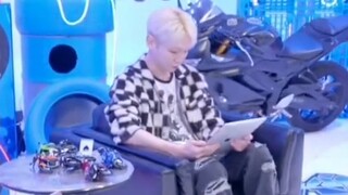 Kim Ki Bum trở lại livestream, tiền bối thật sự dám nói! "Giờ công ty rối tung cả rồi"