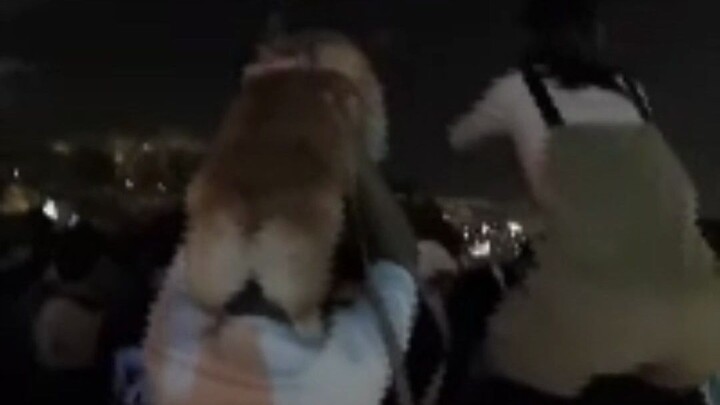 Corgi được nâng lên cao để xem biểu diễn, cùng cô gái cũng bị nâng lên nhìn nhau đầy ngượng ngùng, c