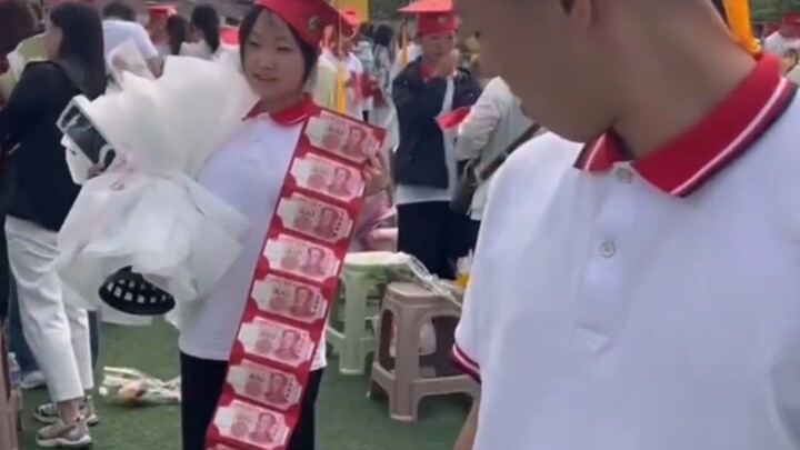 พิธีผู้ใหญ่วัย 18 ปีของคนอื่นๆ ส่วนความคิดเห็นก็เข้าใจถึงความอกหัก