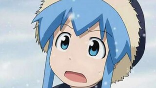 Squid Girl khoác áo bông và đội mũ, trong tuyết trông siêu đáng yêu