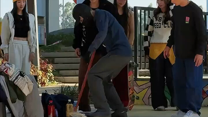 Hóa trang thành ông già để mượn xe scooter của người khác chơi.