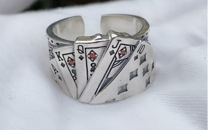 صنعت خاتمًا مميزًا، أليس رائعًا جدًا؟