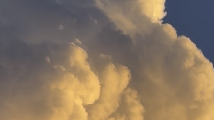 ท้องฟ้าที่สวยงามเปลี่ยนไปตามแรงลม