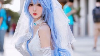 [cosplay] bộ váy cưới này hơi lạ.