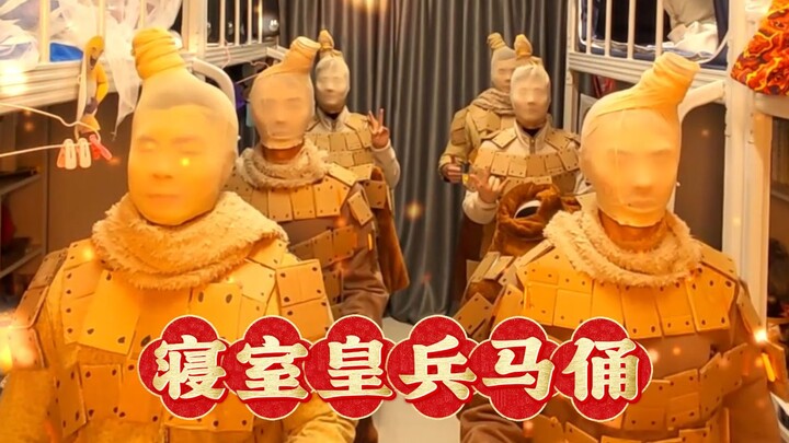 Đội quân đất nung trong ký túc xá chúc mọi người năm mới vui vẻ!