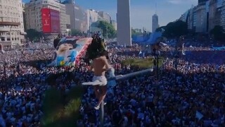 世界杯阿根廷夺冠后，布宜诺斯艾利斯街头狂欢的景象
