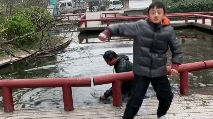 สองพ่อลูกถ่ายวิดีโอยิงมุกฮา แต่พ่อเบรกไม่อยู่ รถดิ่งลงสระน้ำทันที พ่อถามลูก: “ลูกเอ๊ย แกแกล้งทำหรือเ