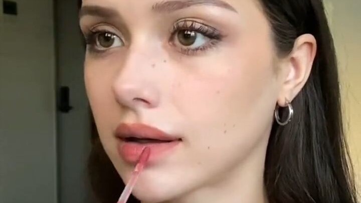 ربما هذا مجرد تجميل بلا جدوى، مجرد لعبة تلوين للجميلات.