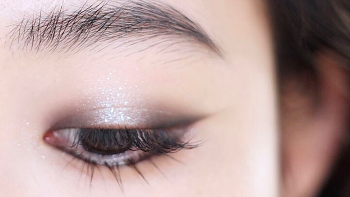 Tata Rias Mata Smokey Eye Nuansa Dingin | Tampilan Mewah ala Wanita Karismatik untuk Pesta Malam