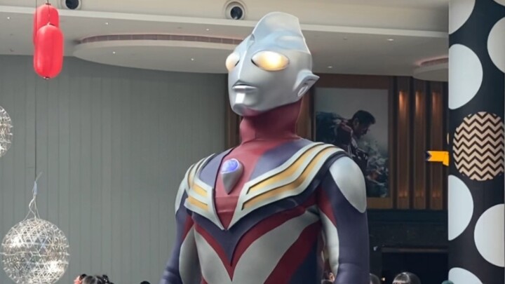 What will happen when Tiga gradually lets go of himself at the comic convention?