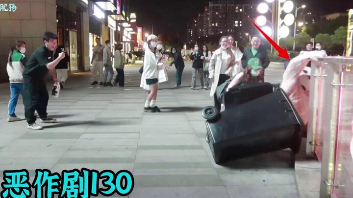 น่าอายชะมัด! ไม่ใช่แค่ล้มลงเท่านั้น แต่ยังเอาหมีกลับมาไม่ได้อีก [Prank Challenge 130]
