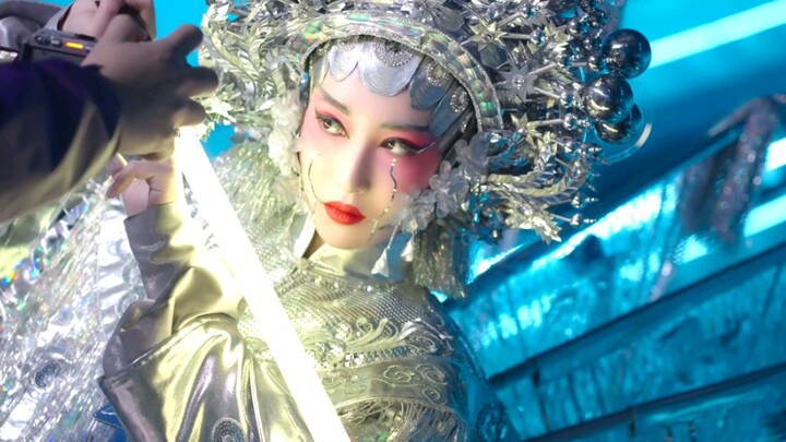 وقال المارة إنها أشعلت الأضواء، لكنها أطفأت الأضواء.