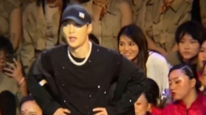 [Trương Nghệ Hưng] Cuộc thi nhảy tập thể quốc tế, lắc đầu thật đáng yêu