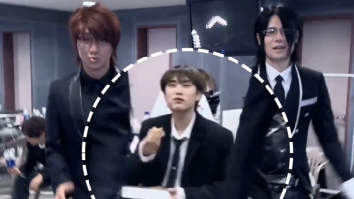 【الفتيان】(مضغ مضغ مضغ) قلت تصبحين على خير يا آنسة (مضغ مضغ مضغ) من اخترع هذا الشيء (مضغ مضغ مضغ)؟