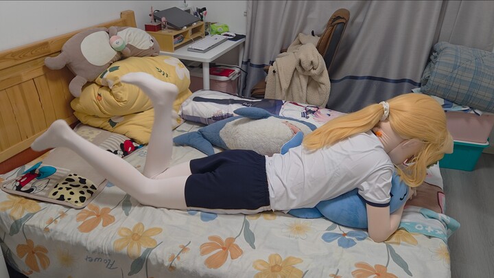 Nghe nói làm vậy có thể giúp rèn luyện cơ đùi~