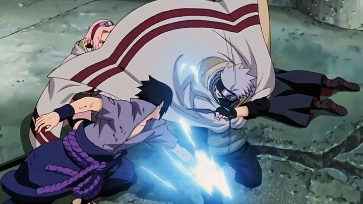 Sasuke membunuh Sakura tetapi Kakashi tiba tepat waktu dan menyelamatkannya