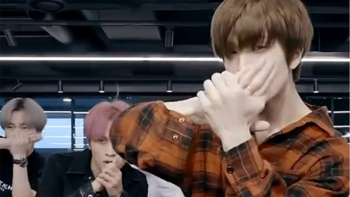 【朴志晟】史上最大程度露出 自剪beatbox私服练习室直拍