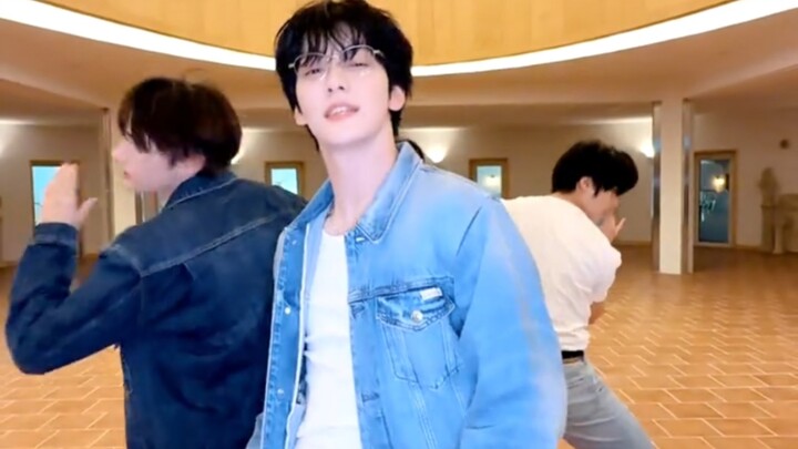 【TXT】ท่าเต้นช่วง Love Language ต่อกันแล้วมันฟินมาก! ดูเหมือนว่า Teach Me จะเป็นคู่หูคู่ใจกับแว่นตาขอ