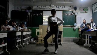 Học sinh trung học lớp hai trong tiệc Năm Mới nhảy cover Psycho jump