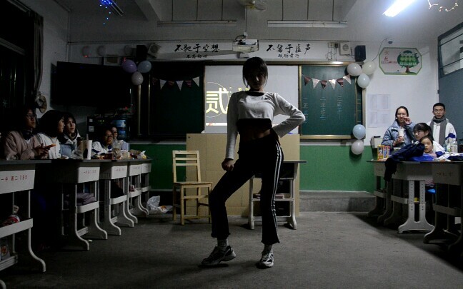 Grade two of high students in New Year's Day party cover Psycho jump