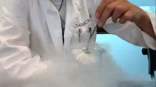 هل تحتاج إلى ارتداء القفازات عند التعامل مع النيتروجين السائل؟ معلم الكيمياء يكشف لك الحقيقة من خلال