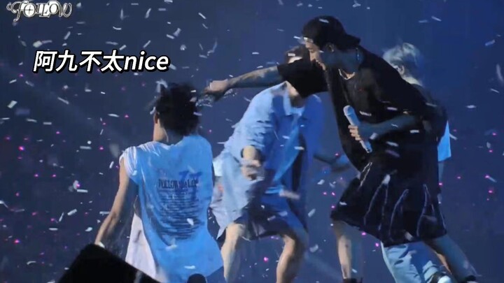 النسخة الكاملة من الـ14 دقيقة من الـإينفيت أوكاي في حفل سول الرائع! كمّية الزوايا الكوميدية مبالغ في