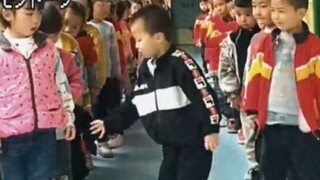 Anak kecil pun tahu kalau tidak bisa pegangan, tinggal ganti saja; tapi ada beberapa orang dewasa ya