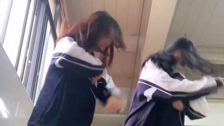 الرقص مع صديقاتي المقرّبات وزميلاتي في الدراسة ممتع جدًا! #طلاب الثانوية#زي مدرسي#مدرسة ثانوية للبنا