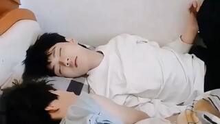 父亲记录儿子们还在睡觉，爸爸：儿媳儿婿们快点!爸给你们开门!