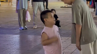 Little fat man’s street battle, be sure to watch to the end!