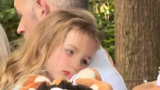 ชาวเน็ตพบเจ้าหญิงตัวน้อยในต่างประเทศ เธอนอนตะแคงอยู่บนบ่าของคุณพ่อเหมือนกับ "ตุ๊กตาฝรั่ง"