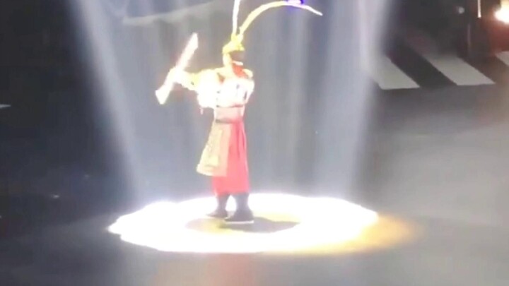 Tổng hợp những khoảnh khắc hài hước đình đám của sao: Người bối rối là Vương Nguyên, nhưng người vui