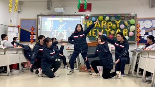 حفلة رأس السنة للصف الثالث الإعدادي في مدرسة يوتساي بتشونغتشينغ تقدم رقصة معادة لأغنية "يوم مشمس ومز