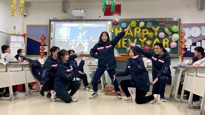 حفلة رأس السنة للصف الثالث الإعدادي في مدرسة يوتساي بتشونغتشينغ تقدم رقصة معادة لأغنية "يوم مشمس ومز