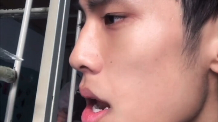 “นิ้วหัวแม่มือของคุณจุ่มลงในซุปของฉันแล้ว” “ไม่เป็นไร ไม่ร้อนหรอก”