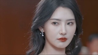 สาวอ้วนถูกใส่ร้ายว่าเธอไม่คู่ควรกับ CEO แต่น้ำหนักลดไป 250 กก. ทุกคนก็ตะลึงกับความงามของเธอ!