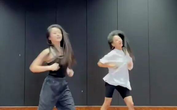 HYBE เกิร์ลกรุ๊ปน้องใหม่ NewJeans ท้าเต้นเพลง "Attention"