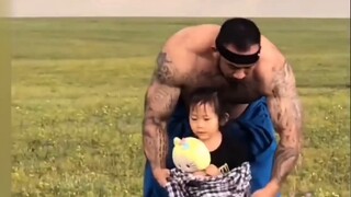 Hai cha con đến từ Nội Mông đang vui chơi trên đồng cỏ, cư dân mạng choáng váng khi nhìn thấy bóng d