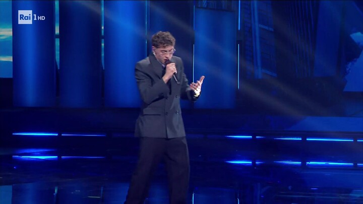 Sanremo 2026 prima serata Tredici Pietro canta Uomo che cade
