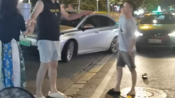 Tall vs. short on the streets of Guangzhou: the short one is utterly defeated and flees in disarray.