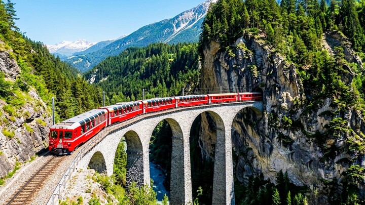 The Most Picturesque Red train in Switzerland 🇨🇭