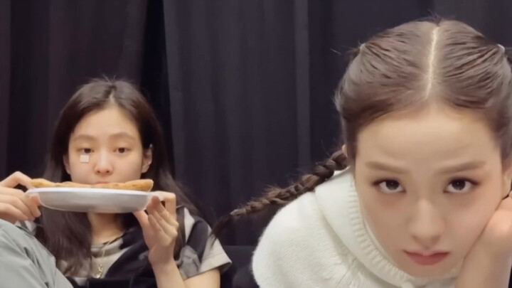 Jiaozi Ni ghen tị và Caiying bưng nước, hai cô ấy đáng yêu quá!