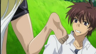 In public, wife, please pay attention to your feet!