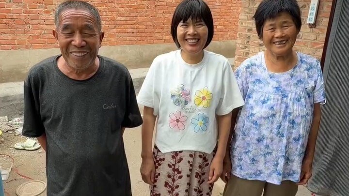 A loving family, hahaha!