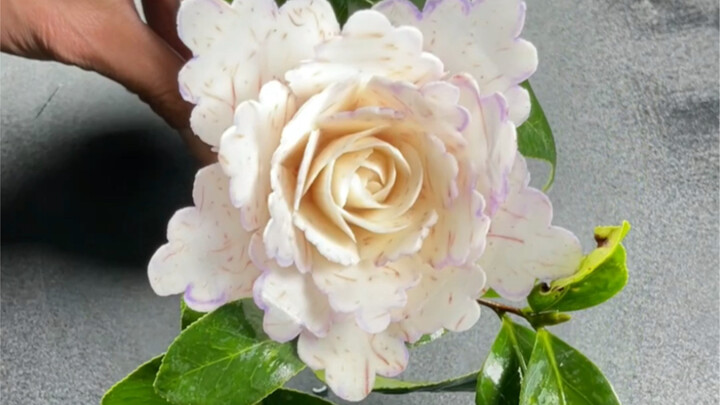 Chạm khắc hoa mẫu đơn từ khoai môn