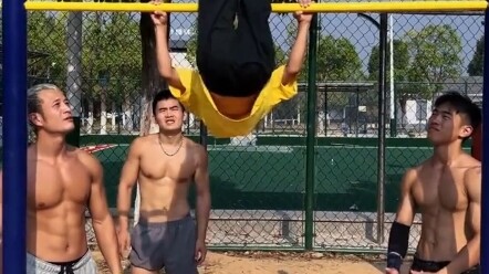 小朋友的单杠太空漫步