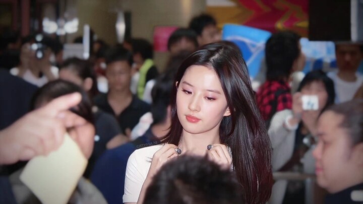 หลิวอี้เฟย ซีซีในช่วงโปรโมต “เทียนหลงปาบู๊” ที่ฮ่องกง ชาวจีนผู้ภาคภูมิอย่างแท้จริง