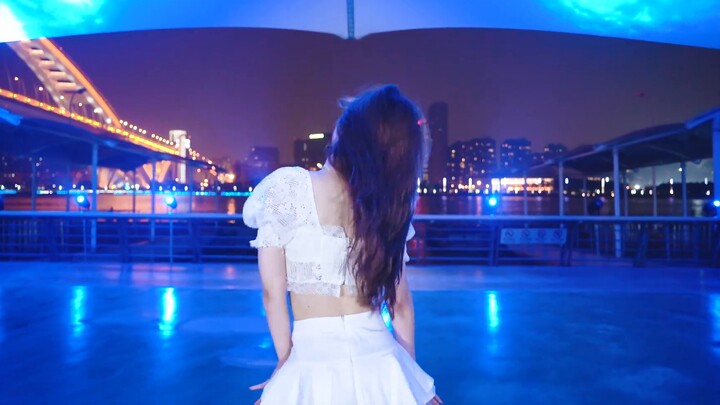 حبي سيحرقني كاللهب الأزرق، ريشة من الدانتيل، Blue Flame - LE SSERAFIM يون جين