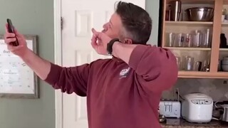 الأب الممثل يقلد روتين ابنته البالغة من العمر 13 عامًا