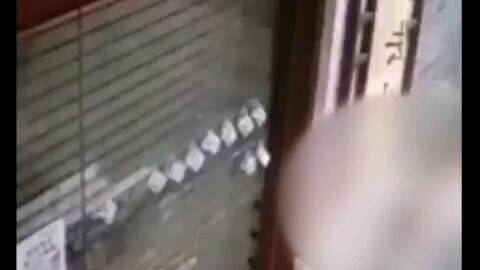 Pemilik toko menempelkan obat gratis di depan tokonya untuk para pejalan kaki, namun seorang wanita 